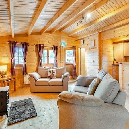 Lochinvar - Clydesdale Log Cabin With Hot Tub Airdrie Exterior photo