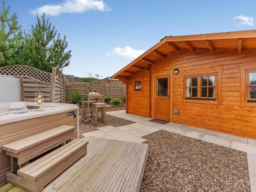 Lochinvar - Clydesdale Log Cabin With Hot Tub Airdrie Exterior photo