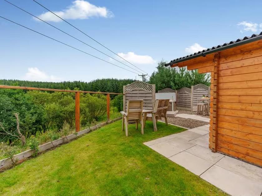 Lochinvar - Clydesdale Log Cabin With Hot Tub Airdrie Exterior photo